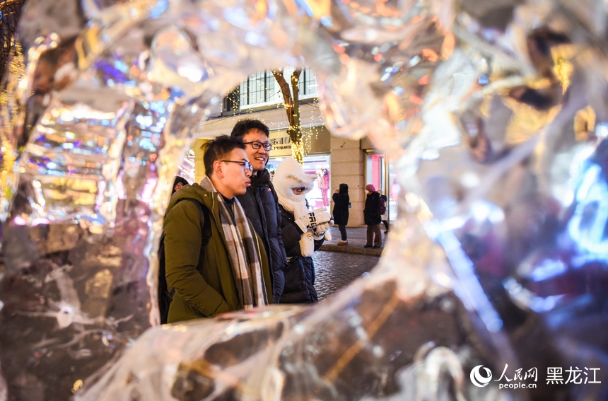 Colorful ice lanterns attract tourists in China's 'ice city' Harbin