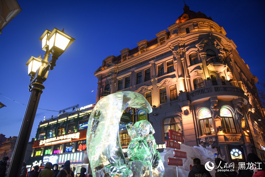 Colorful ice lanterns attract tourists in China's 'ice city' Harbin