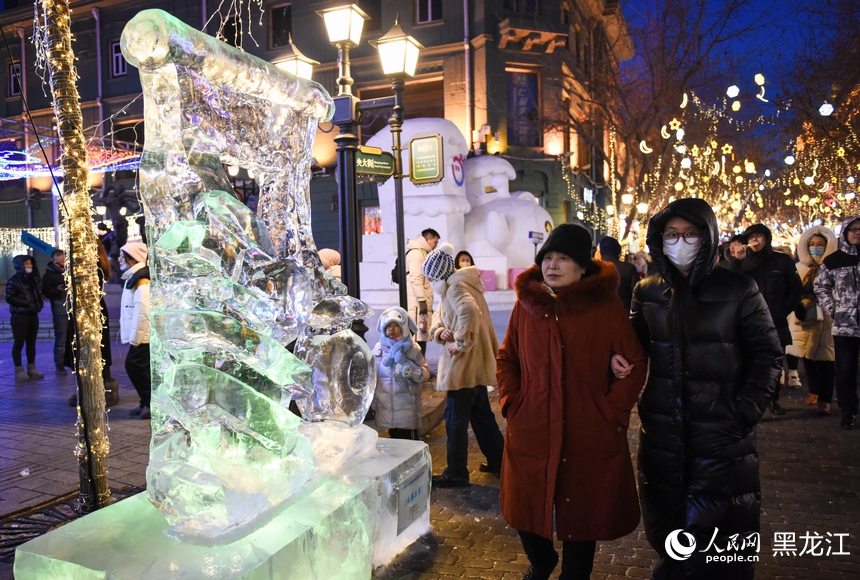 Colorful ice lanterns attract tourists in China's 'ice city' Harbin