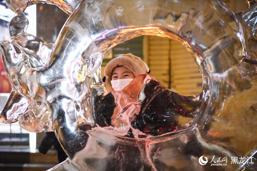 Colorful ice lanterns attract tourists in China's 'ice city' Harbin