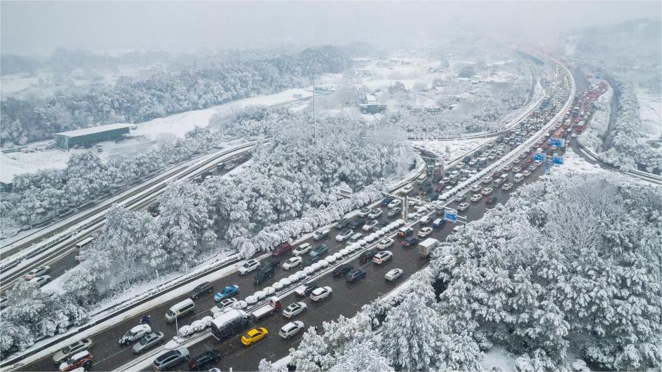 Holiday travelers trapped on icy highways receive heartwarming help