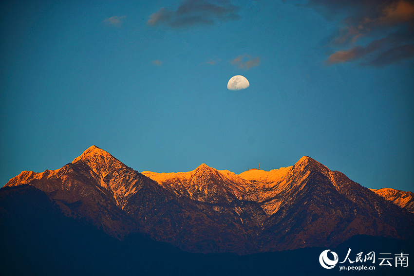 Enchanting sunset, moonlit splendor at Cangshan Mountain