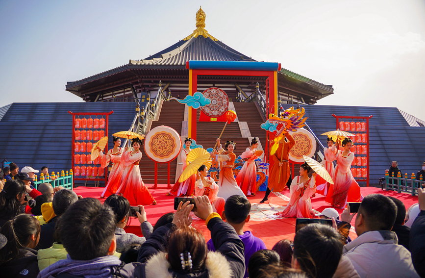 Scenic area in C China's Luoyang hosts activities to celebrate Spring Festival