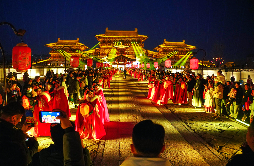 Scenic area in C China's Luoyang hosts activities to celebrate Spring Festival