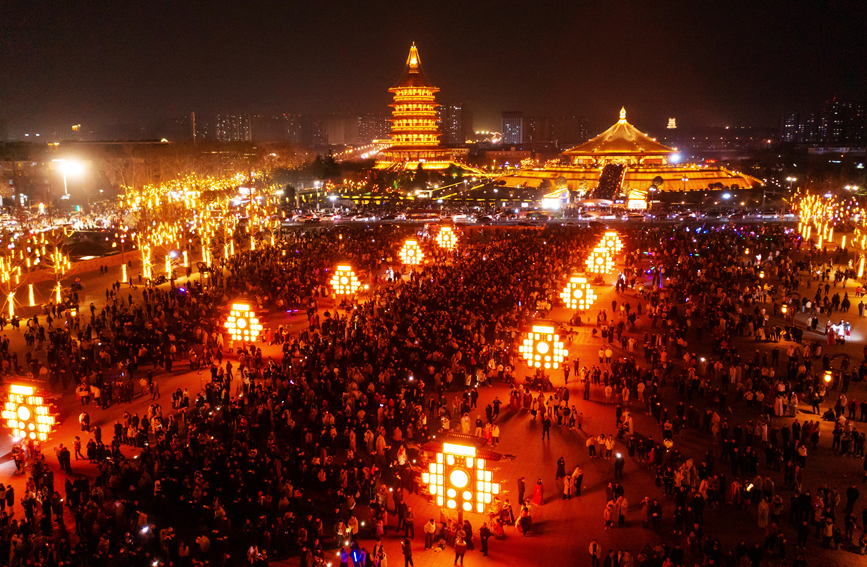 Scenic area in C China's Luoyang hosts activities to celebrate Spring Festival