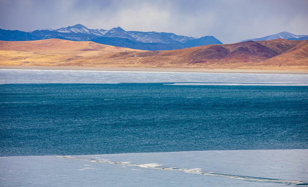 A glimpse of unique beauty of melting Lhanag-tso Lake in SW China's Xizang