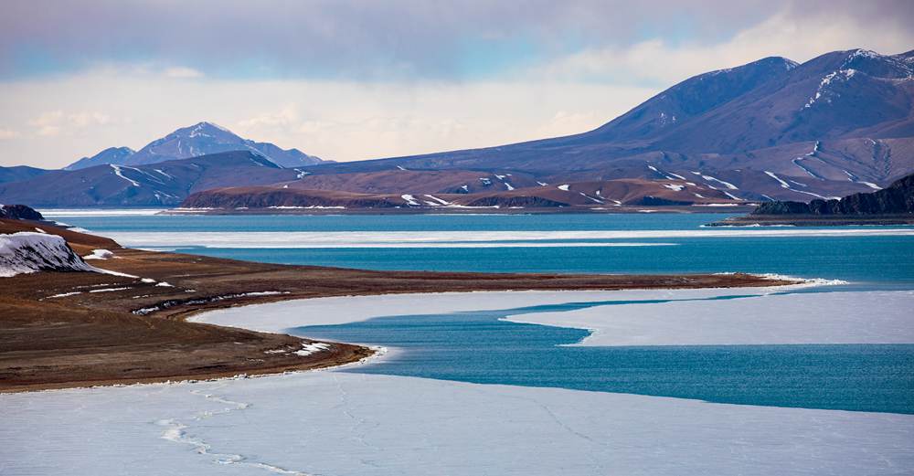 A glimpse of unique beauty of melting Lhanag-tso Lake in SW China's Xizang