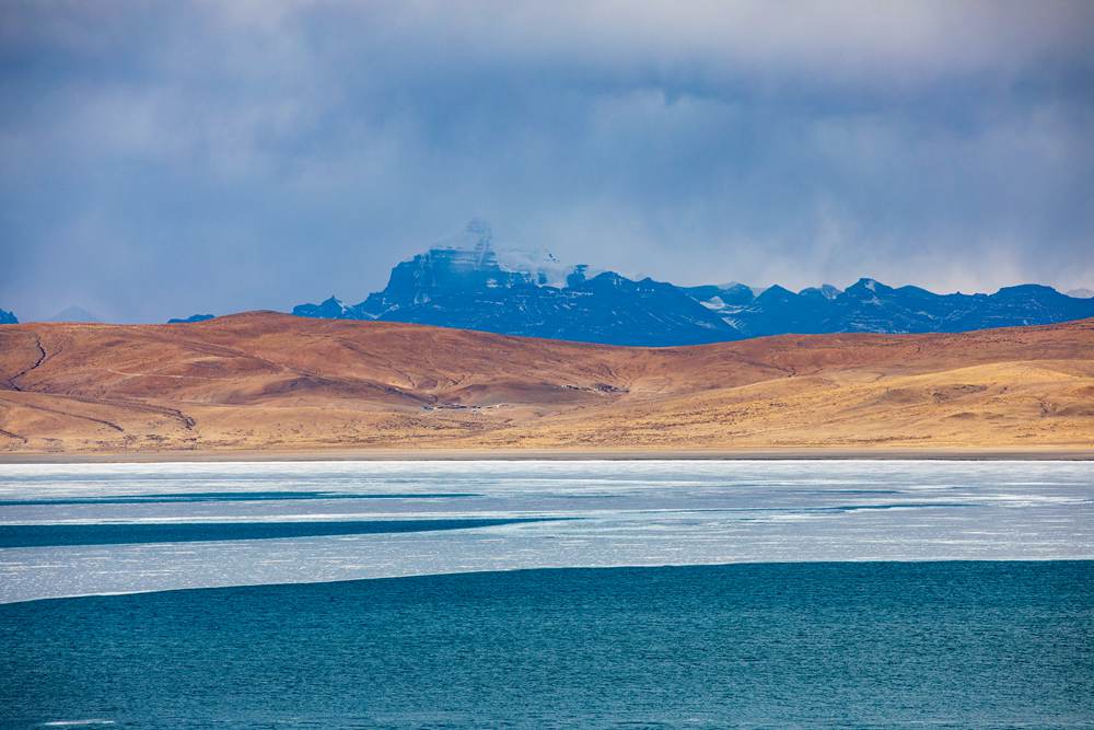 A glimpse of unique beauty of melting Lhanag-tso Lake in SW China's Xizang