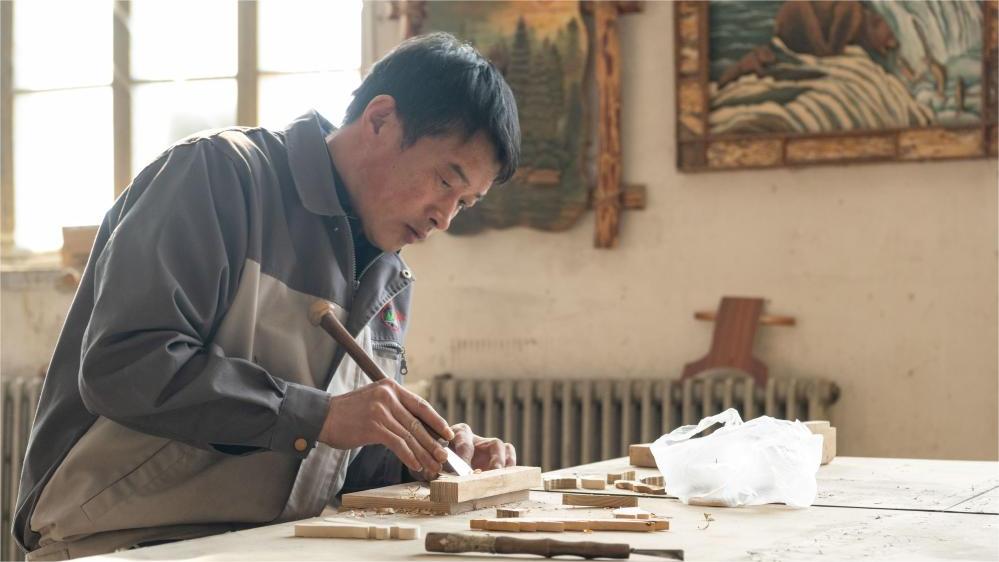 Handmade in China | Explore the art of nutshell carving