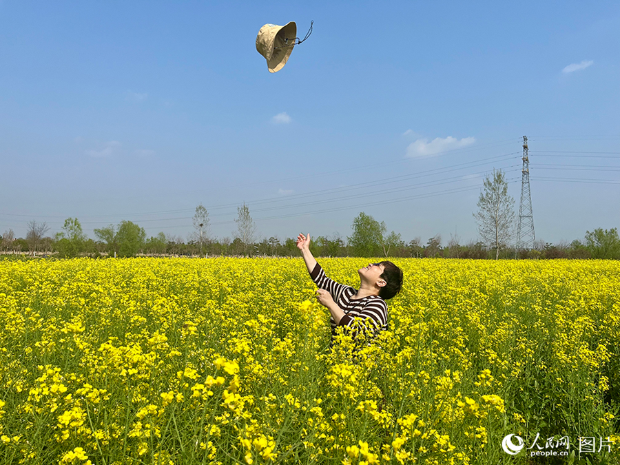 People savor beautiful sights of spring flowers across China