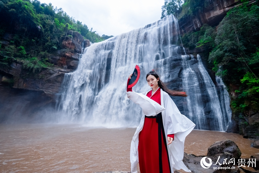 Magnificent scenery of largest waterfall on China's Danxia landforms attracts tourists