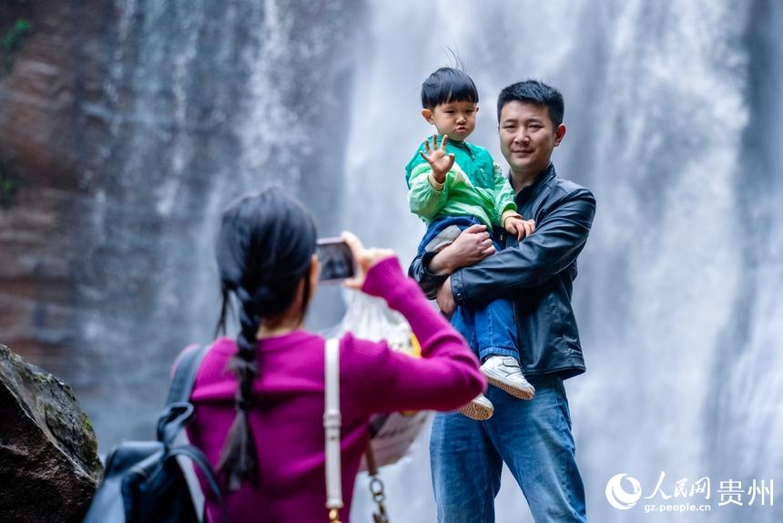 Magnificent scenery of largest waterfall on China's Danxia landforms attracts tourists