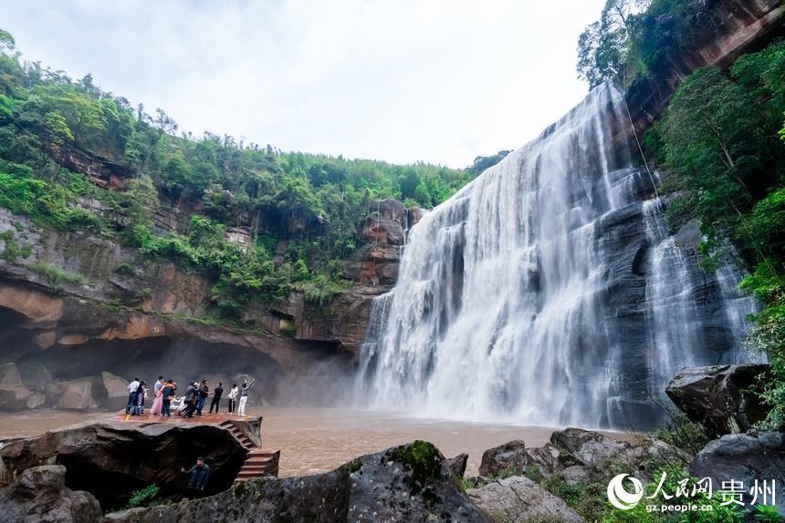 Magnificent scenery of largest waterfall on China's Danxia landforms attracts tourists