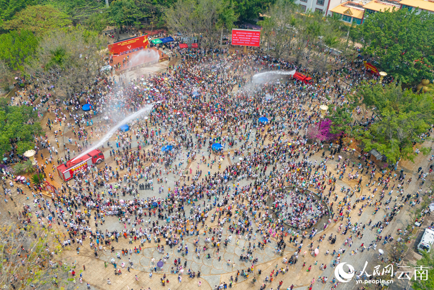 People celebrate water-splashing festival in Menglian, SW China's Yunnan