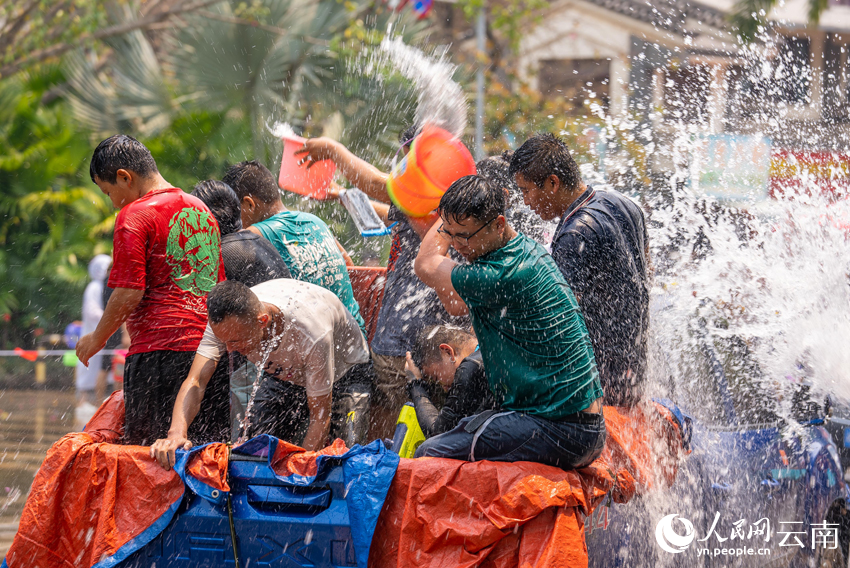 People celebrate water-splashing festival in Menglian, SW China's Yunnan