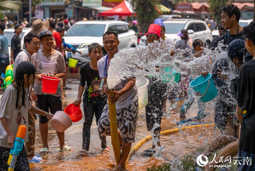 People celebrate water-splashing festival in Menglian, SW China's Yunnan