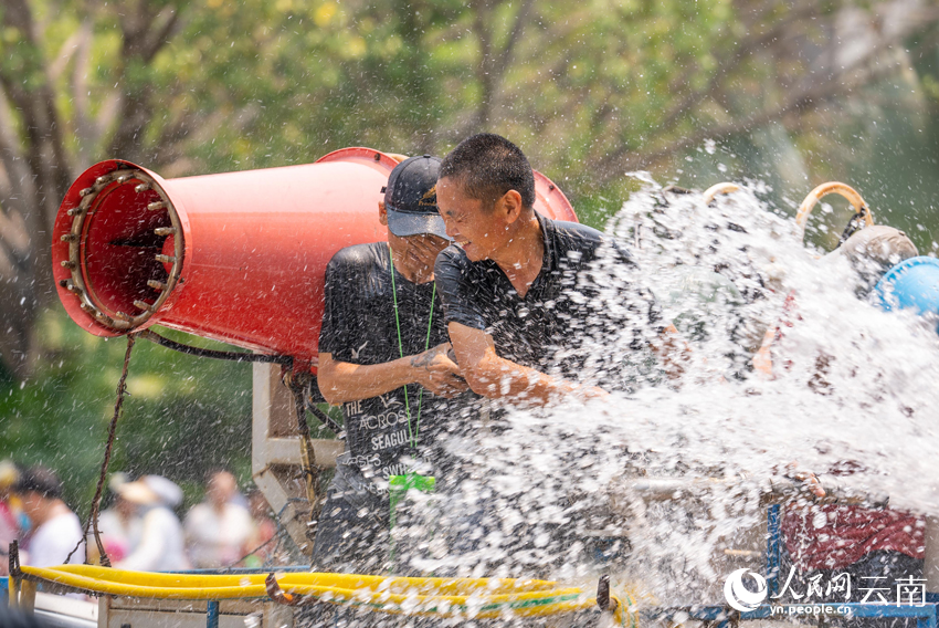 People celebrate water-splashing festival in Menglian, SW China's Yunnan