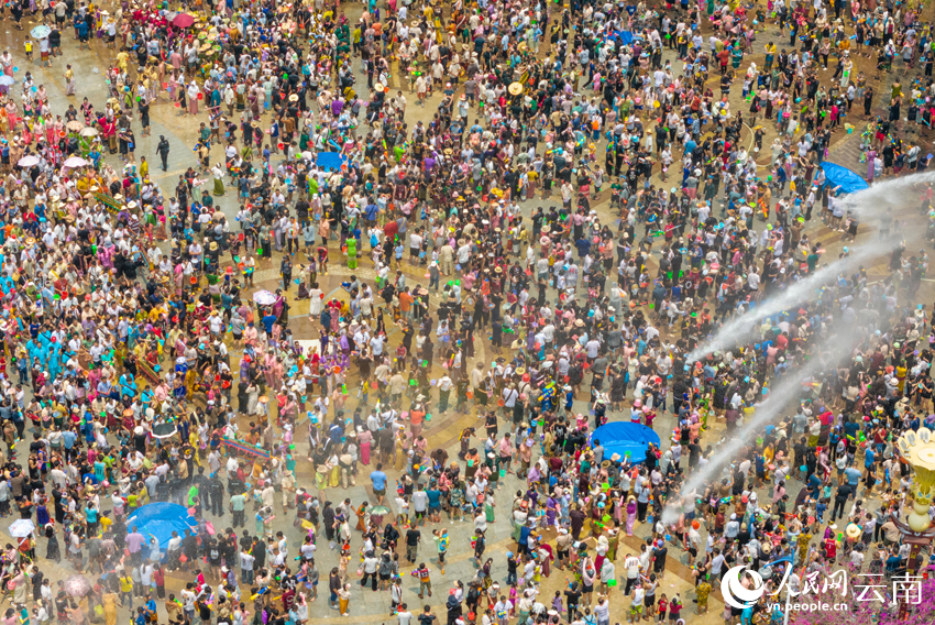 People celebrate water-splashing festival in Menglian, SW China's Yunnan