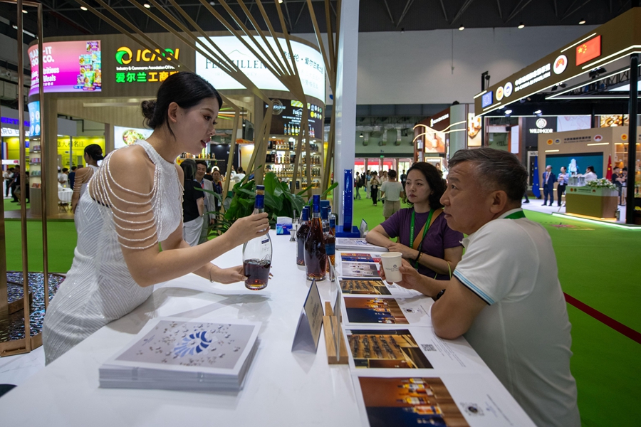 Global delicacies tickle taste buds at 4th China Int'l Consumer Products Expo