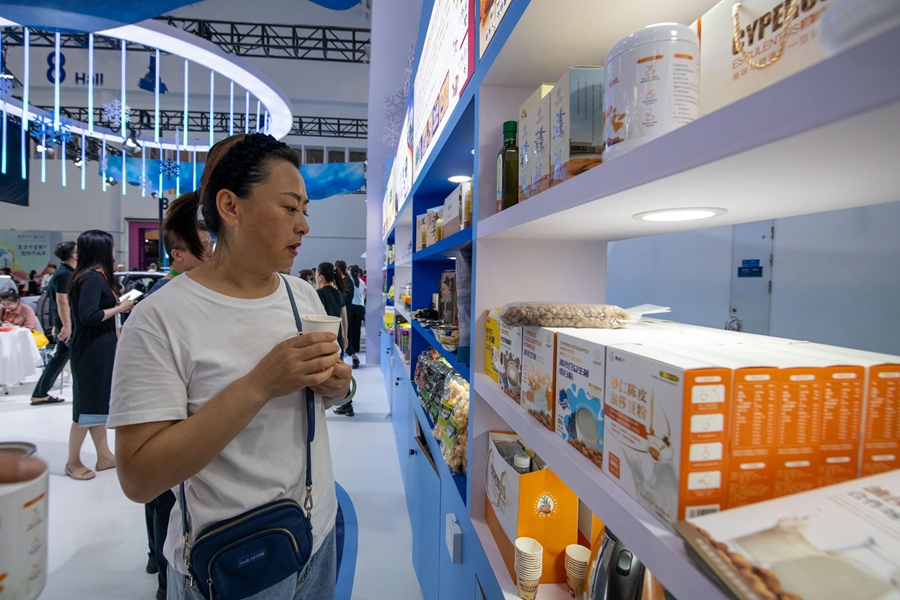 Global delicacies tickle taste buds at 4th China Int'l Consumer Products Expo