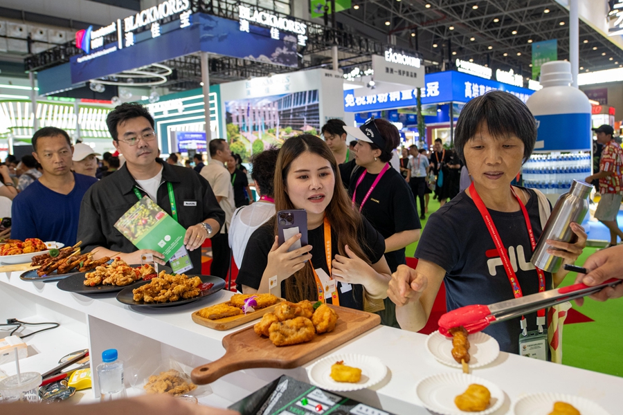 Global delicacies tickle taste buds at 4th China Int'l Consumer Products Expo