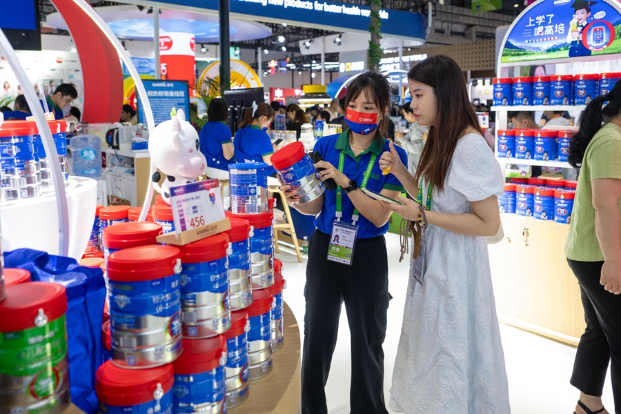 Global delicacies tickle taste buds at 4th China Int'l Consumer Products Expo