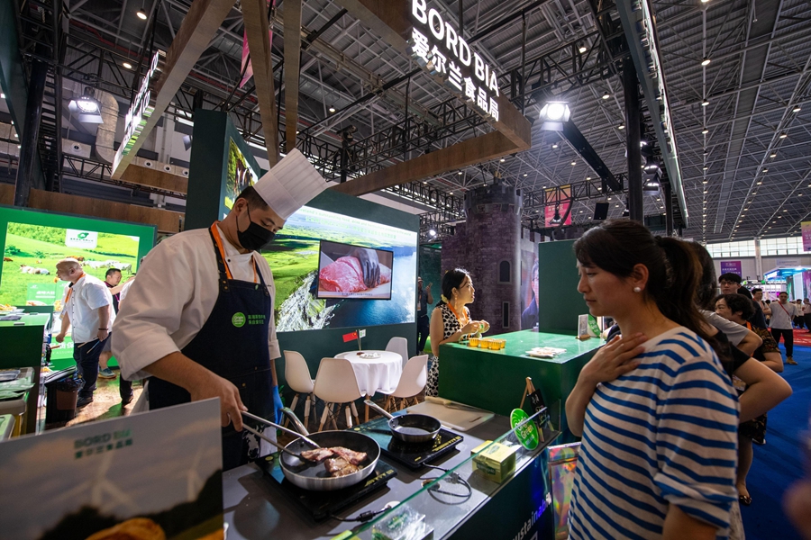 Global delicacies tickle taste buds at 4th China Int'l Consumer Products Expo