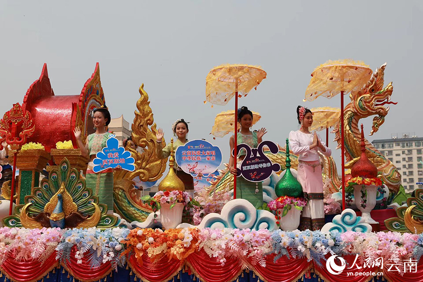 Xishuangbanna celebrates Dai New Year with grand parade