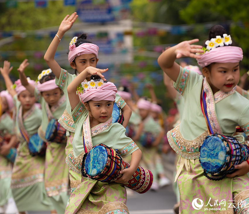 Xishuangbanna celebrates Dai New Year with grand parade