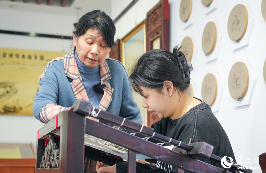 Inheritor carries forward hair embroidery tradition in E China's Jiangxi