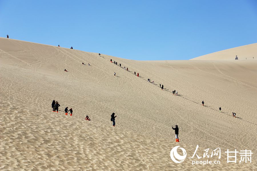 Spring scenery of NW China's Dunhuang delights visitors