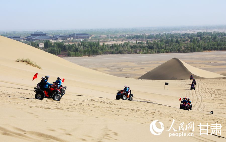 Spring scenery of NW China's Dunhuang delights visitors
