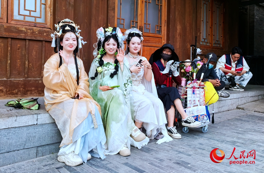 Tourists enjoy springtime while wearing Hanfu costumes in Luoyang, C China's Henan