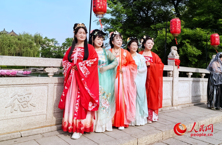 Tourists enjoy springtime while wearing Hanfu costumes in Luoyang, C China's Henan