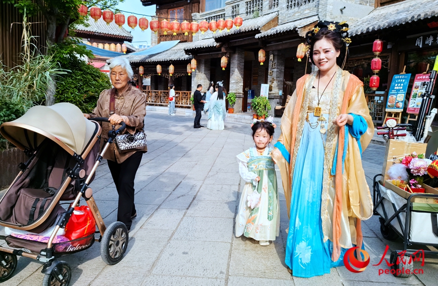 Tourists enjoy springtime while wearing Hanfu costumes in Luoyang, C China's Henan