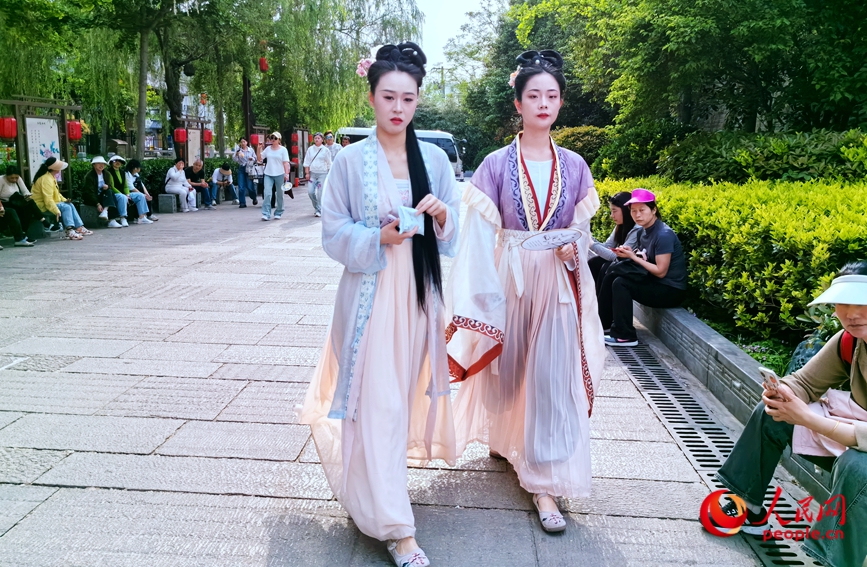 Tourists enjoy springtime while wearing Hanfu costumes in Luoyang, C China's Henan