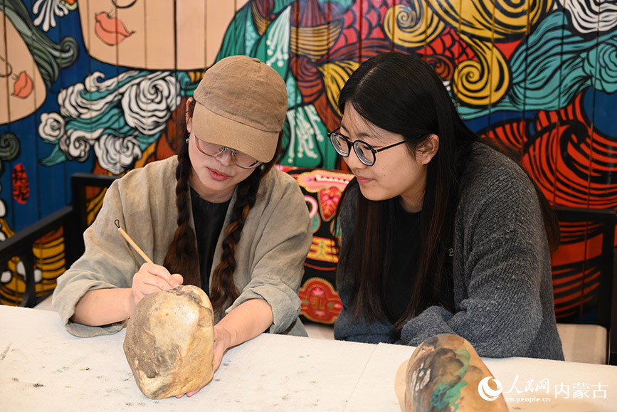 Artist creates paintings on stones gathered from Yellow River