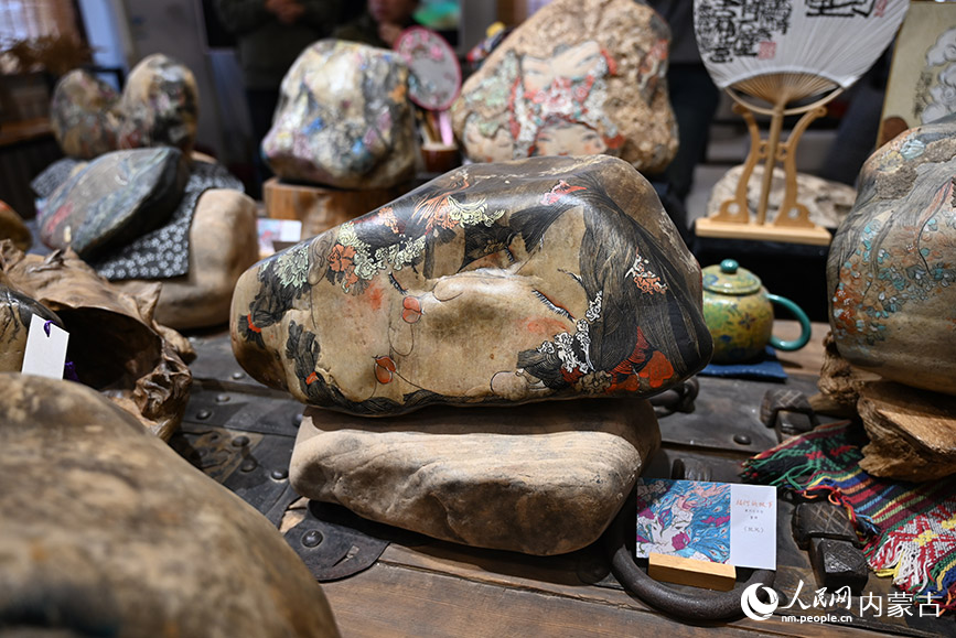 Artist creates paintings on stones gathered from Yellow River