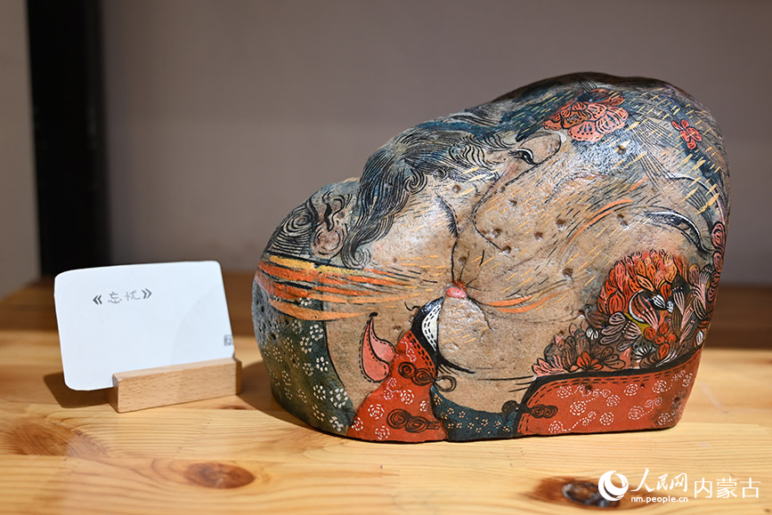 Artist creates paintings on stones gathered from Yellow River