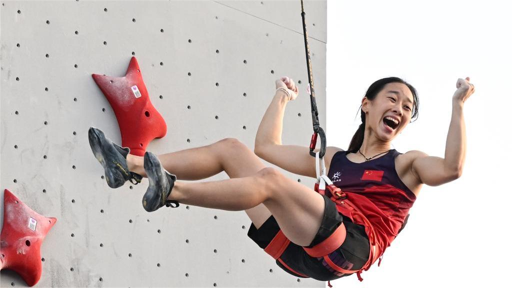 Zhou Yafei wins the women's speed climbing title