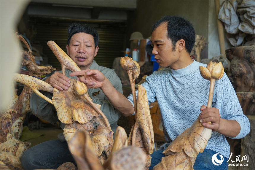 Inheritor invigorates traditional root carving in E China's Jiangxi