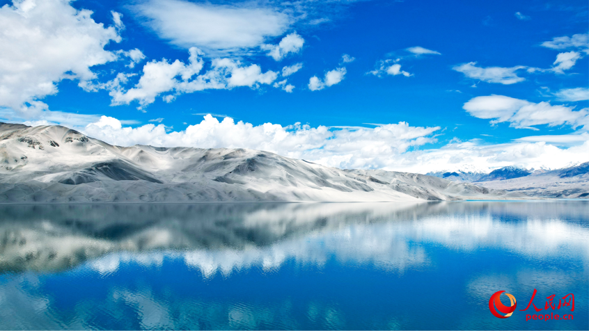 Breathtaking views of cloud-cloaked mountain, lake in NW China's Xinjiang