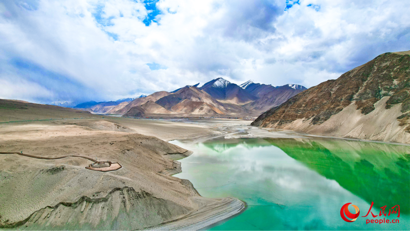 Breathtaking views of cloud-cloaked mountain, lake in NW China's Xinjiang