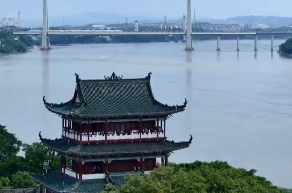 High-speed train travels across Ganjiang River Bridge