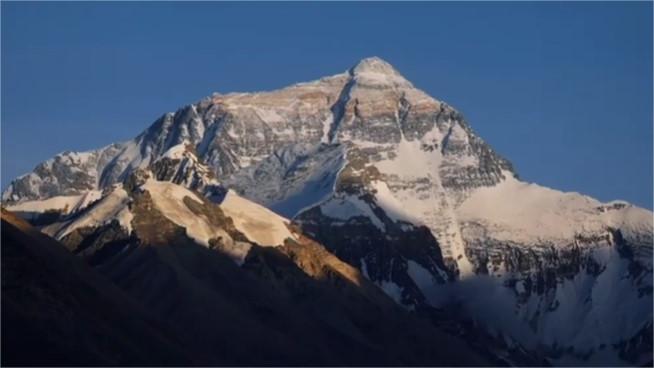 Lights illuminate world's highest peak