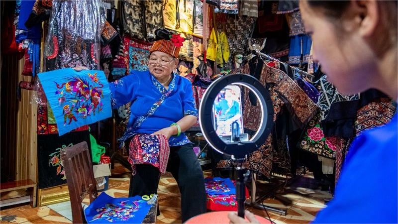 Miao embroidery works reach more people through livestreams