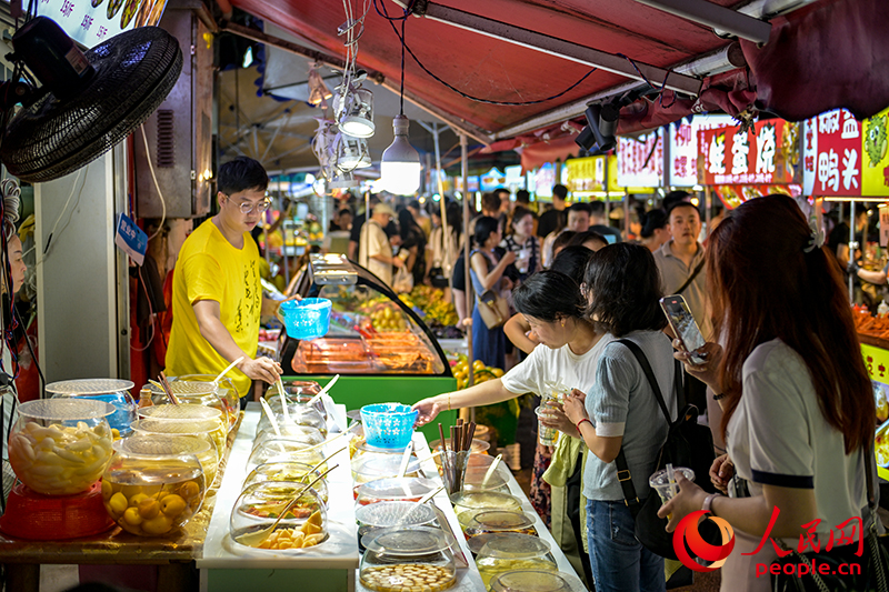 Vibrant nightlife attracts visitors to S China's Guangxi