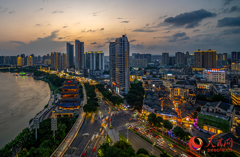 Vibrant nightlife attracts visitors to S China's Guangxi