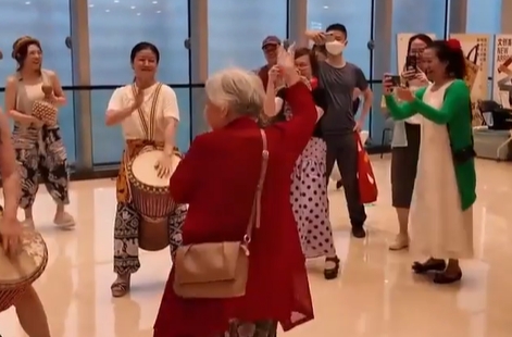 Granny dances to the beat