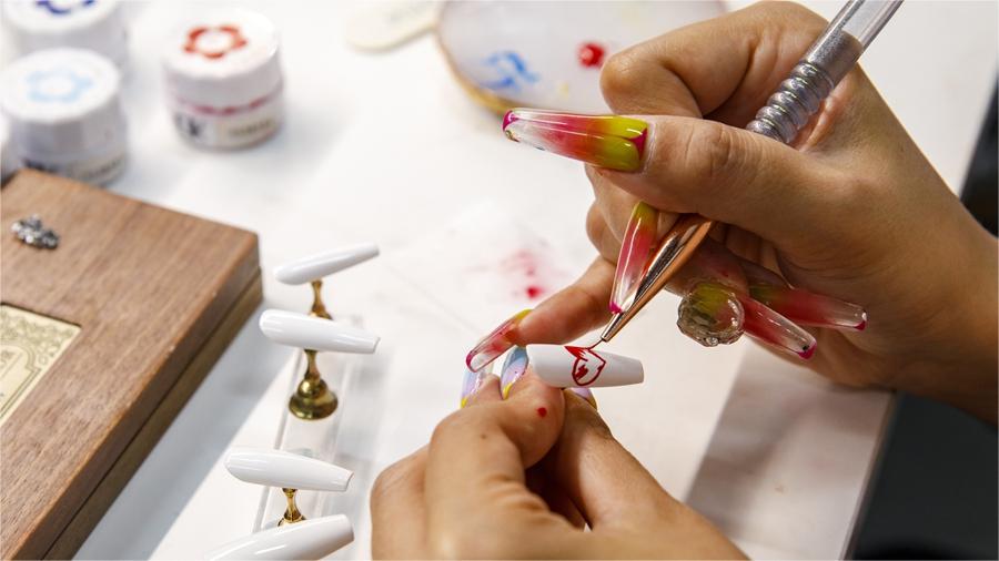 County in E China's Jiangsu witnesses impressive progress in crystal, wearable nail industry